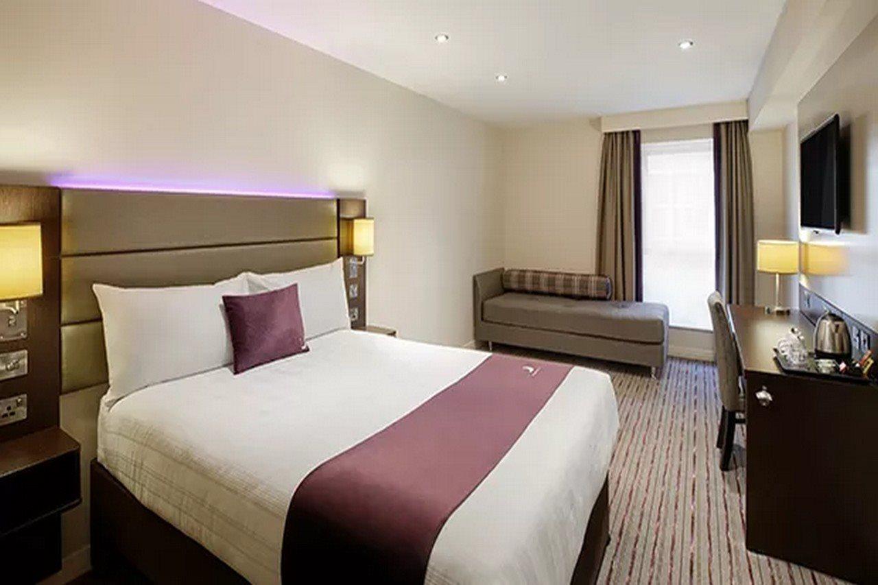 Premier Inn Epsom Central Екстериор снимка