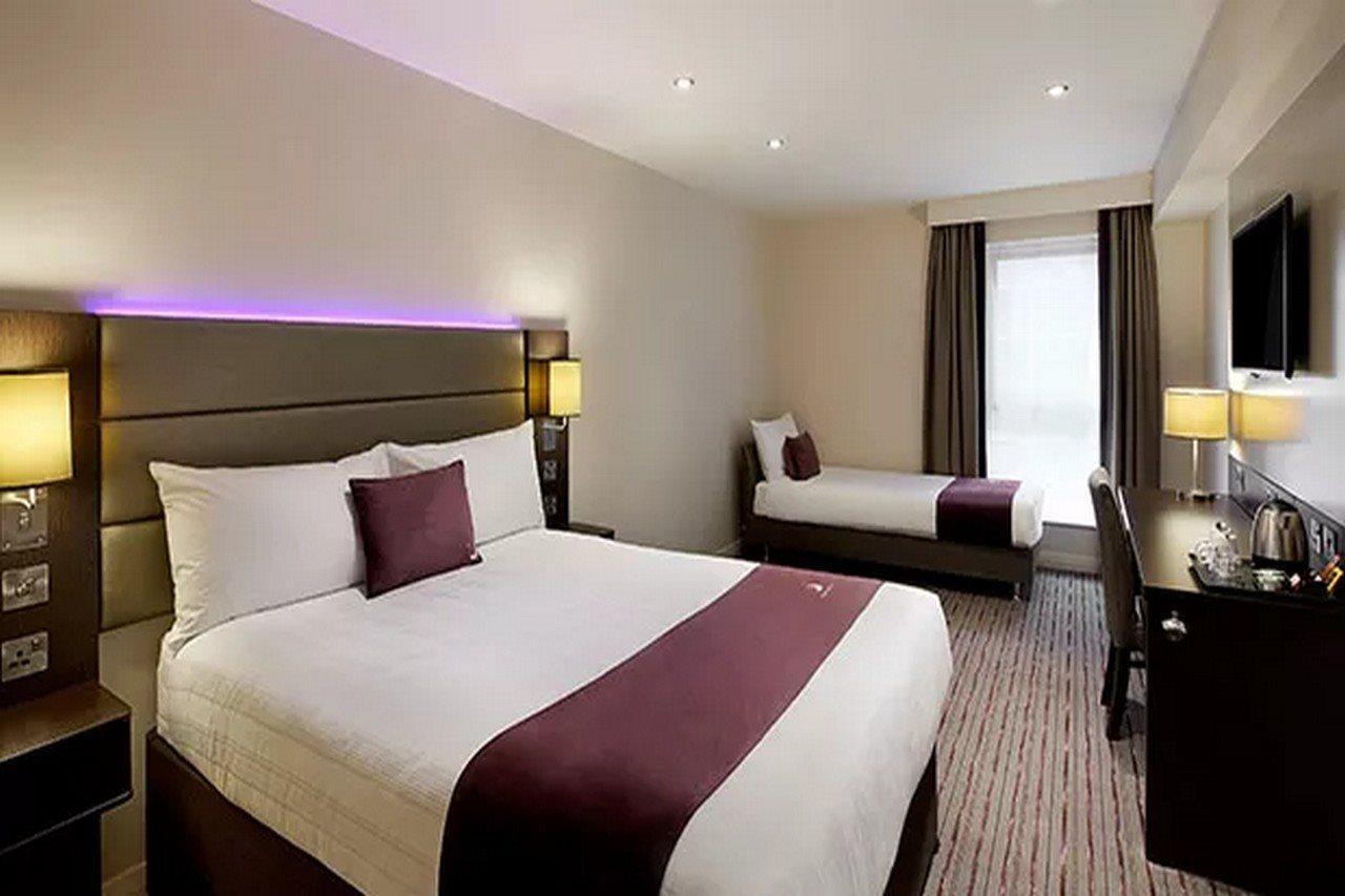 Premier Inn Epsom Central Екстериор снимка