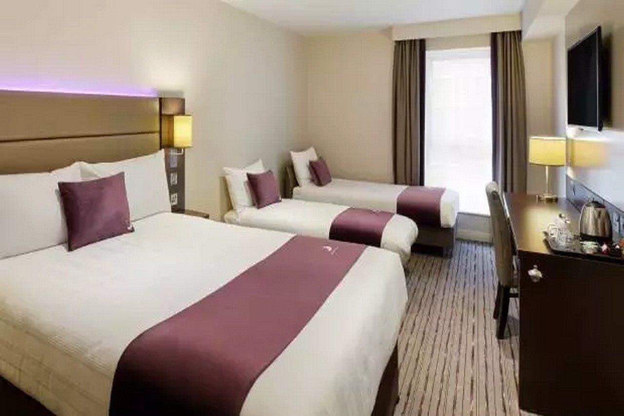 Premier Inn Epsom Central Екстериор снимка