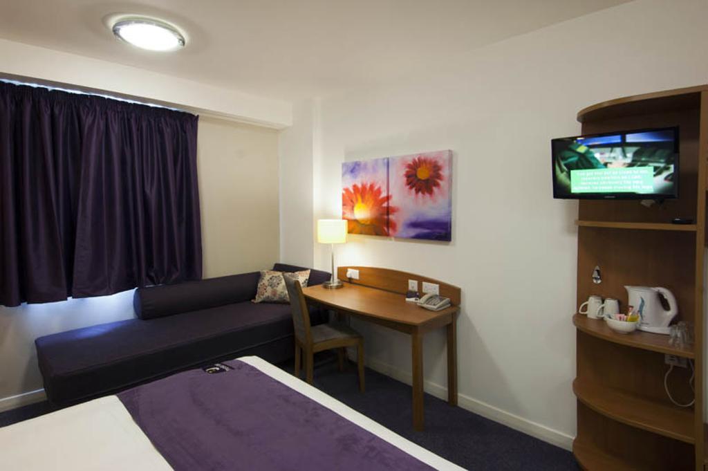 Premier Inn Epsom Central Екстериор снимка