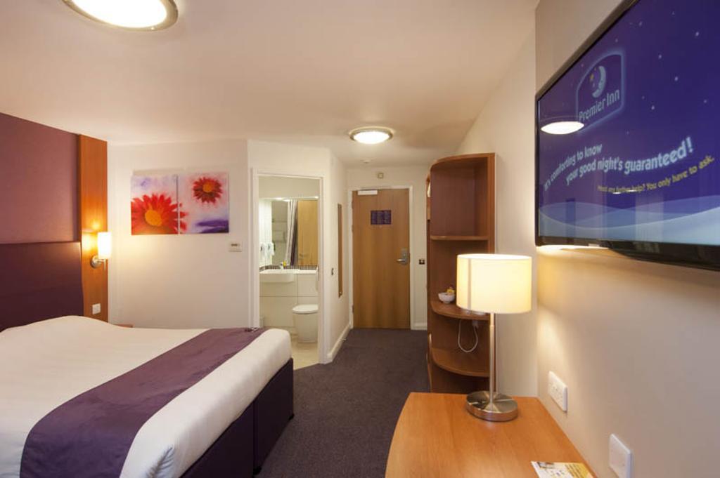 Premier Inn Epsom Central Екстериор снимка