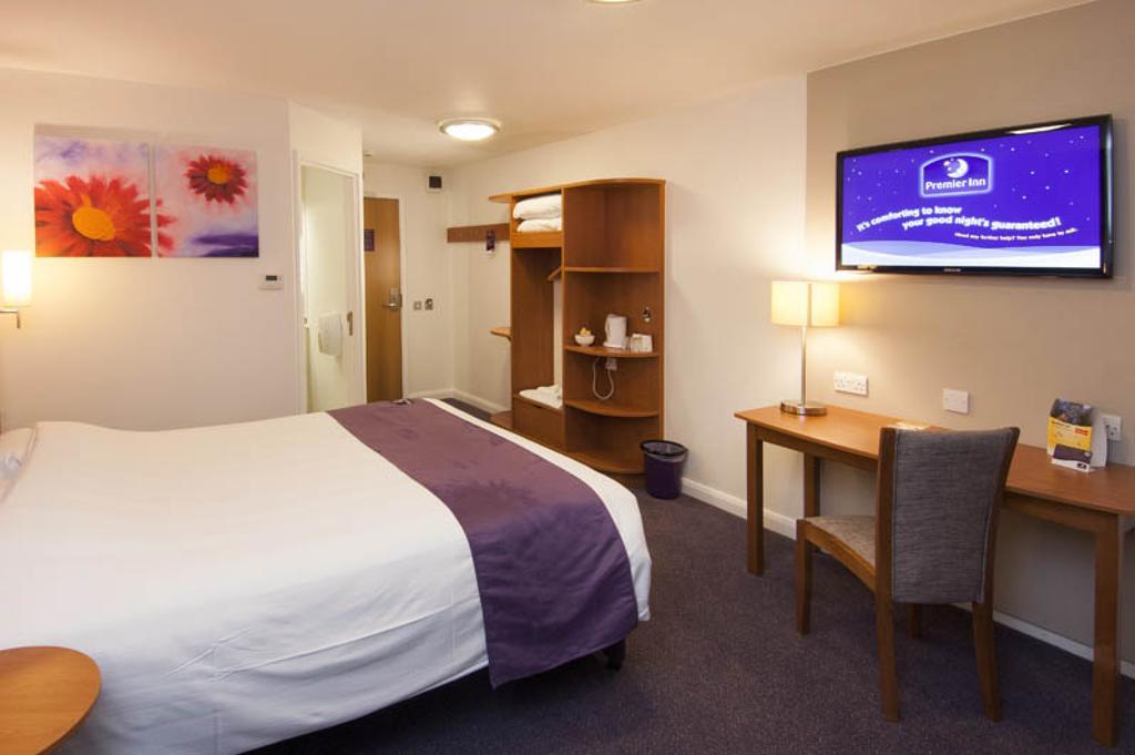 Premier Inn Epsom Central Екстериор снимка