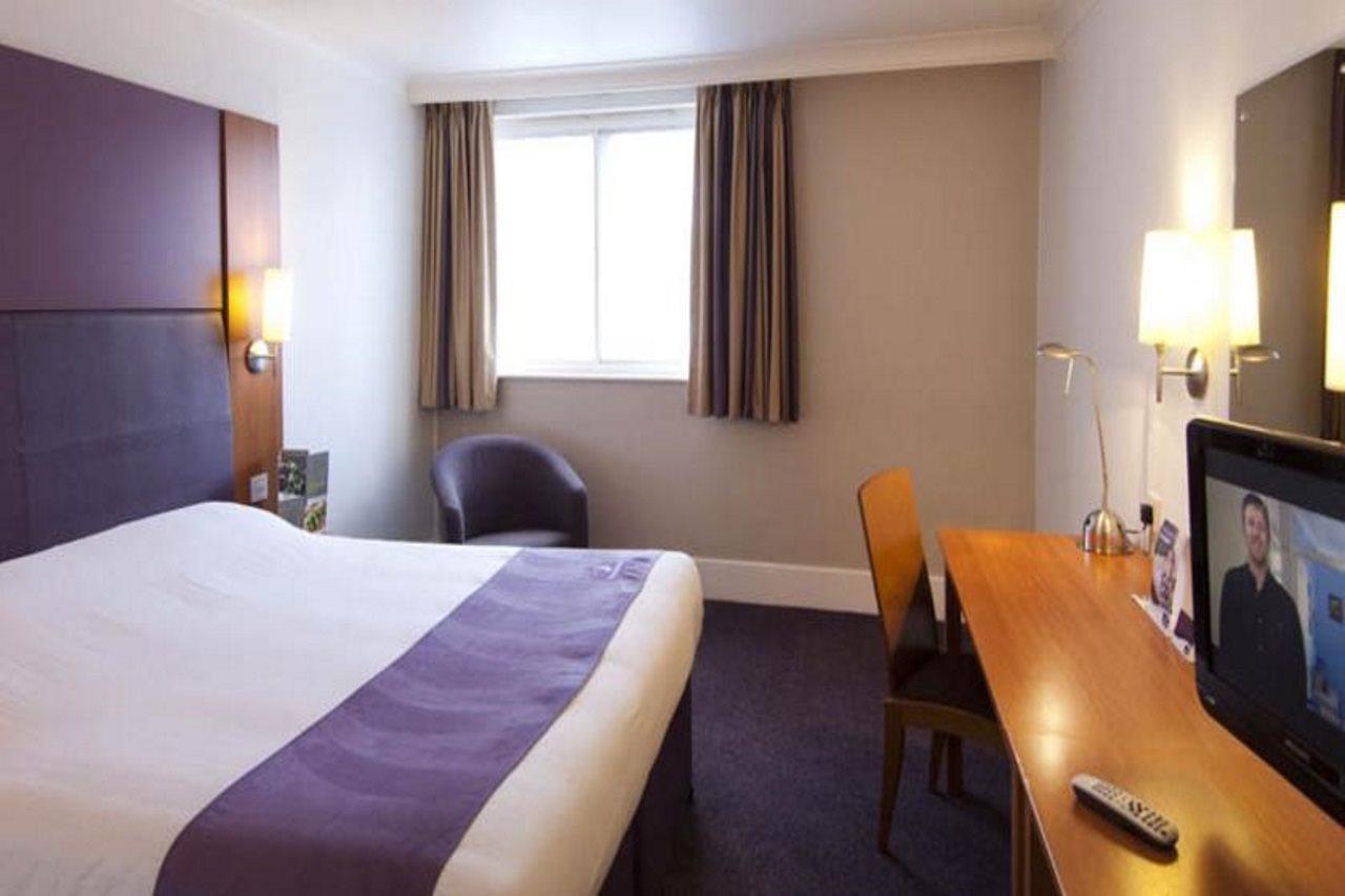 Premier Inn Epsom Central Екстериор снимка