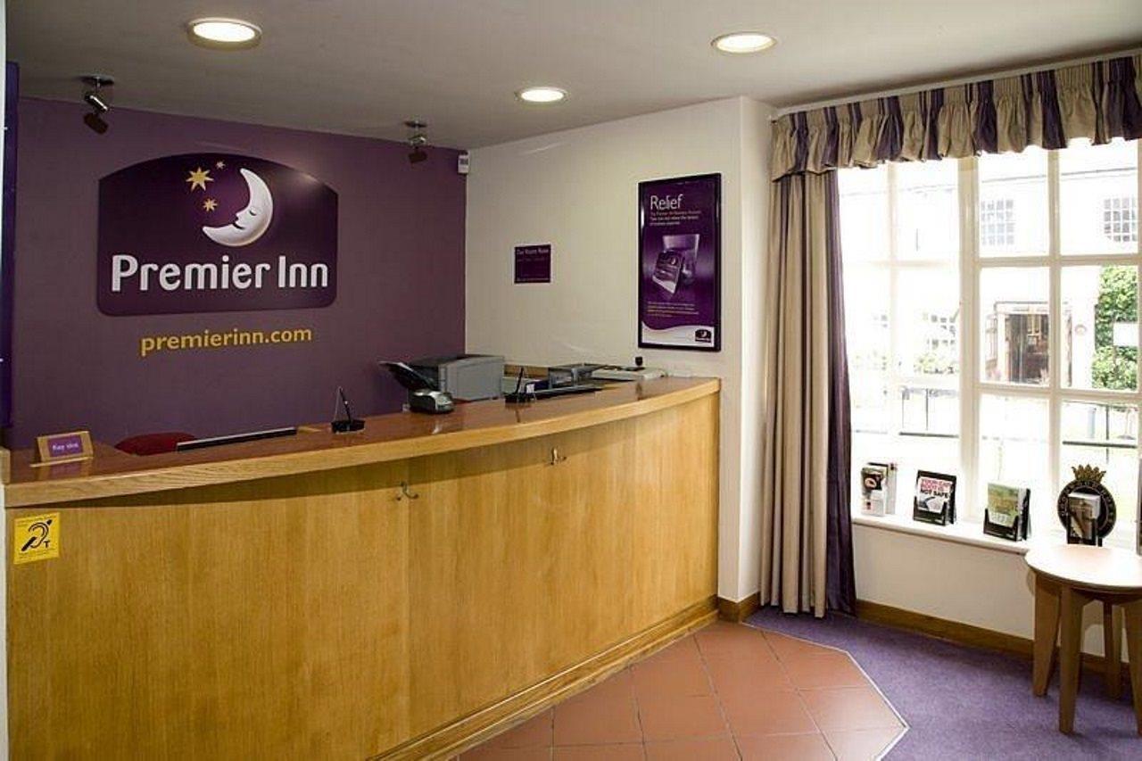 Premier Inn Epsom Central Екстериор снимка