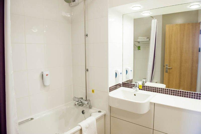 Premier Inn Epsom Central Екстериор снимка