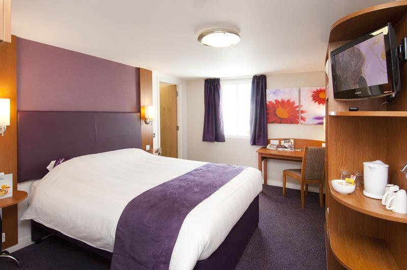 Premier Inn Epsom Central Екстериор снимка