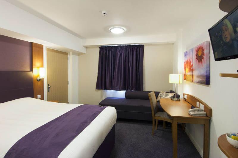 Premier Inn Epsom Central Екстериор снимка